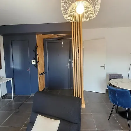 Pretty Flat, 100m Promenade In City Center