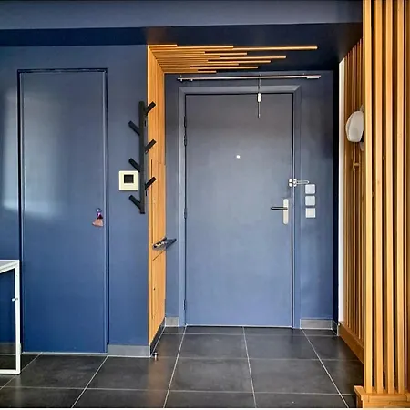 Pretty Flat, 100m Promenade In City Center